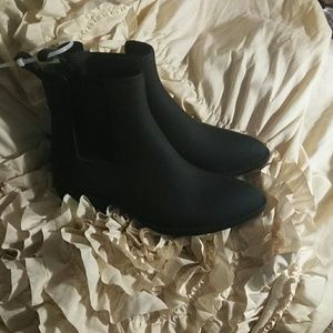 Rubber ankle rain boots